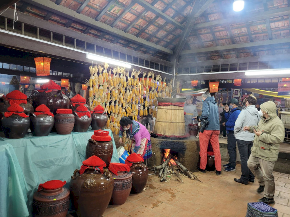 Quá trình nấu và bảo quản rượu ngô Bắc Hà